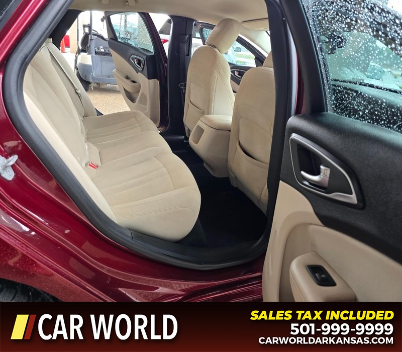 Chrysler 200 Vehicle Full-screen Gallery Image 12