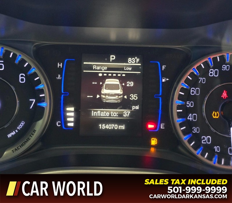 Chrysler 200 Vehicle Full-screen Gallery Image 16