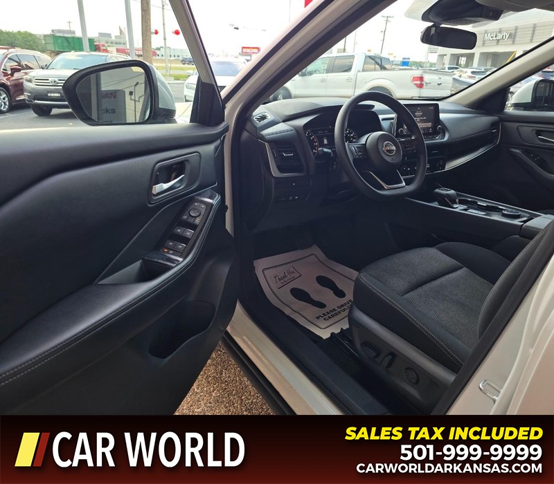 Nissan Rogue Vehicle Full-screen Gallery Image 7