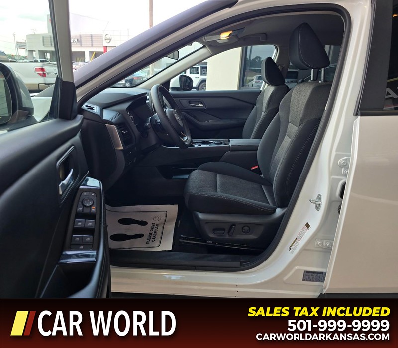 Nissan Rogue Vehicle Full-screen Gallery Image 8