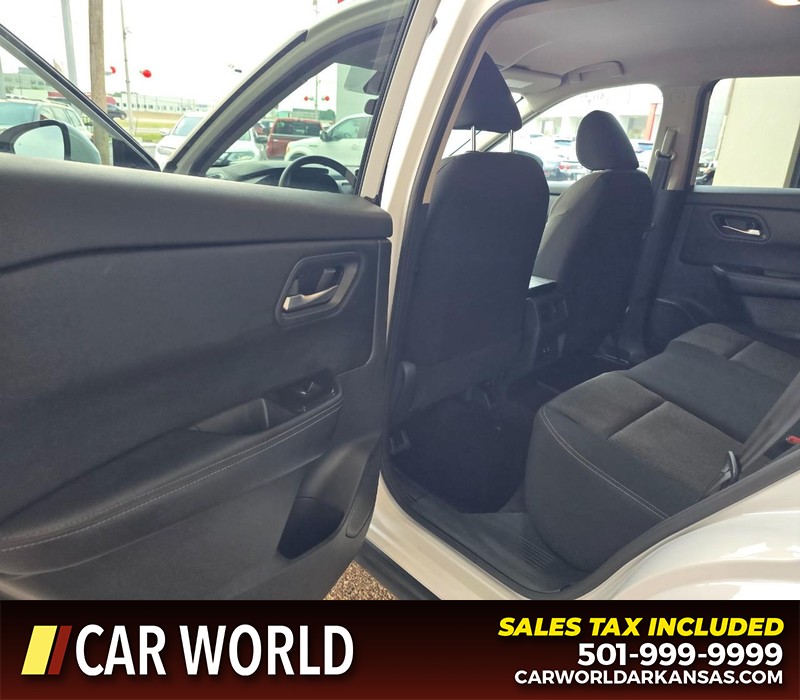 Nissan Rogue Vehicle Full-screen Gallery Image 9
