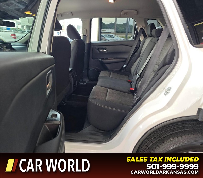 Nissan Rogue Vehicle Full-screen Gallery Image 10