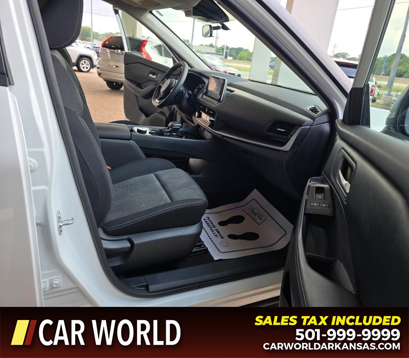 Nissan Rogue Vehicle Full-screen Gallery Image 11