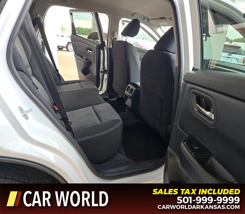 Nissan Rogue Vehicle Full-screen Gallery Image 12