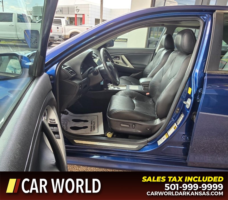 Toyota Camry Vehicle Full-screen Gallery Image 8