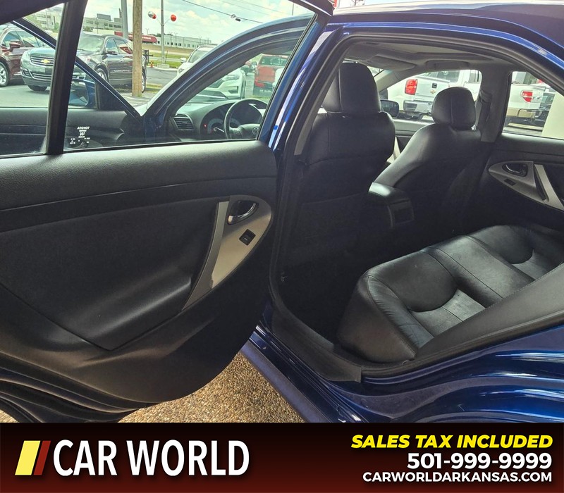 Toyota Camry Vehicle Full-screen Gallery Image 9