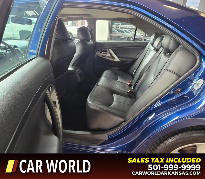 Toyota Camry Vehicle Full-screen Gallery Image 10