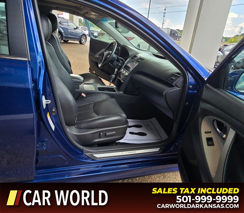 Toyota Camry Vehicle Full-screen Gallery Image 11