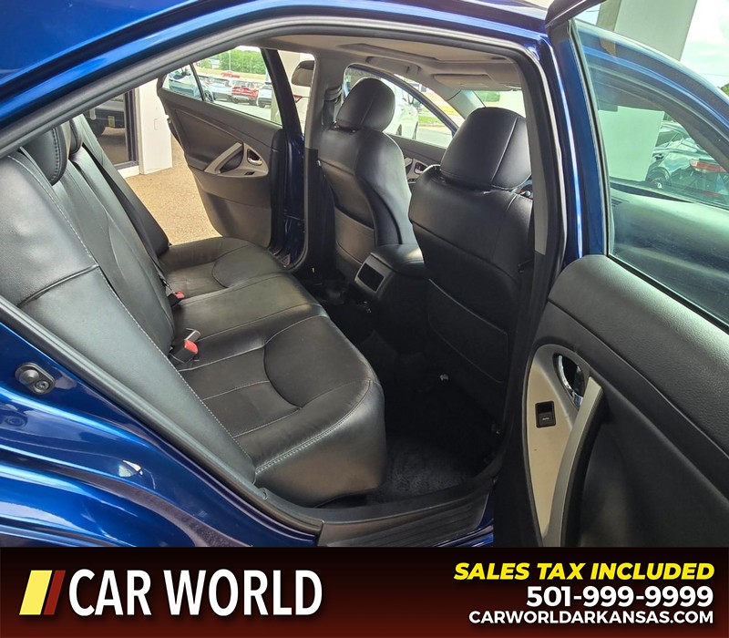Toyota Camry Vehicle Full-screen Gallery Image 12