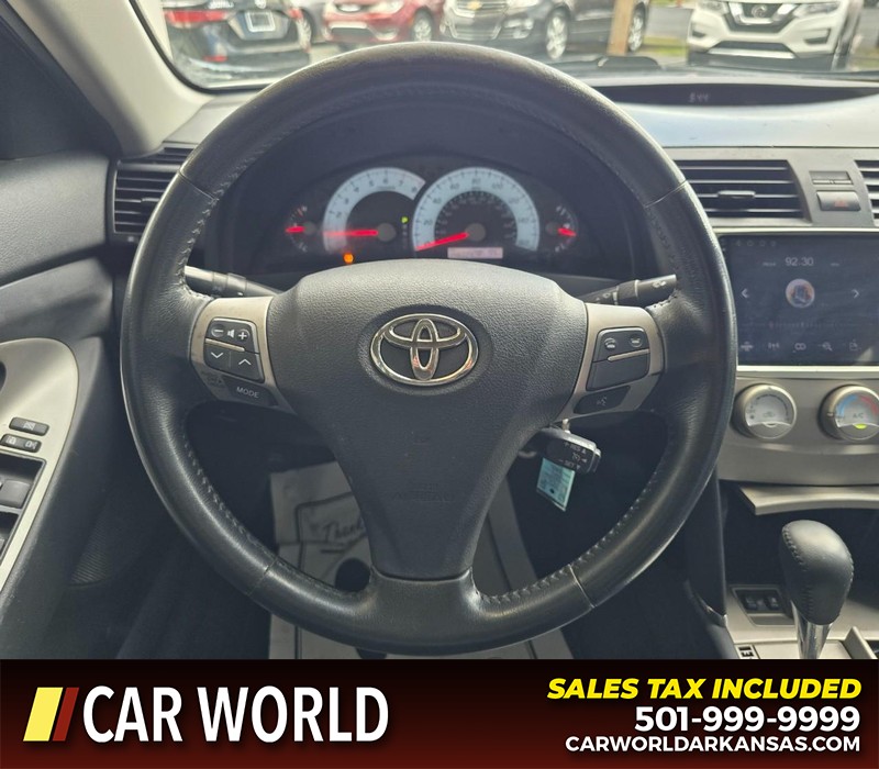 Toyota Camry Vehicle Full-screen Gallery Image 14