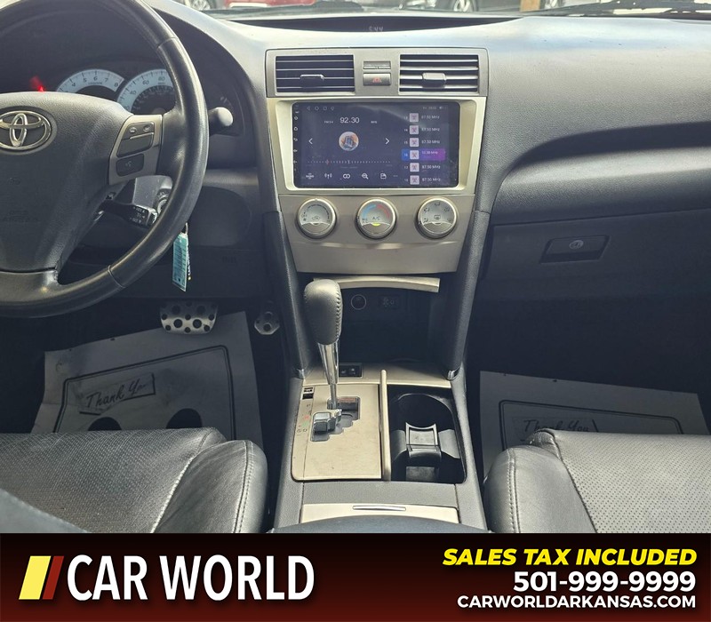 Toyota Camry Vehicle Full-screen Gallery Image 17
