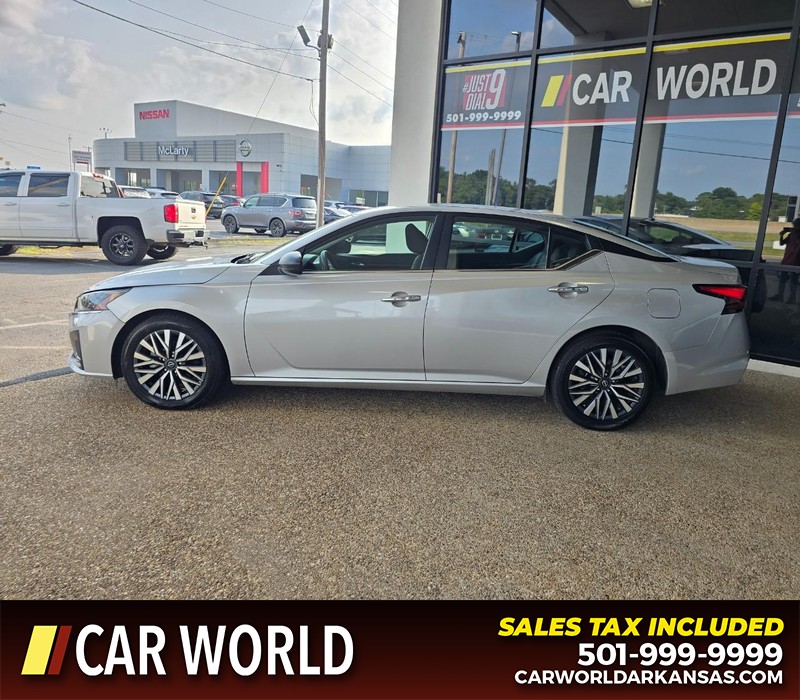 Nissan Altima Vehicle Full-screen Gallery Image 4