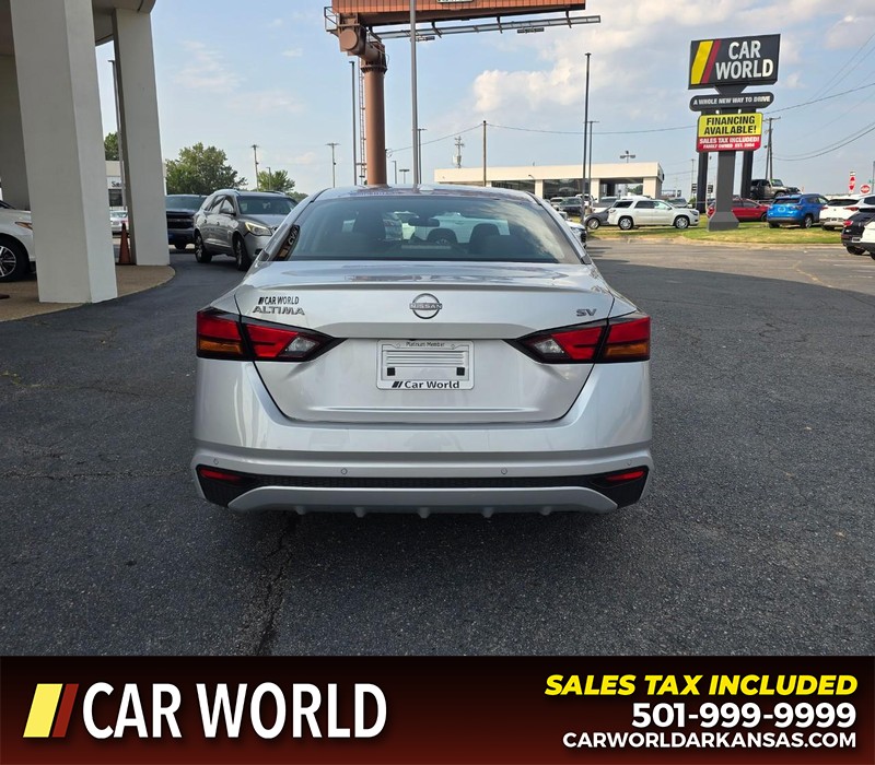 Nissan Altima Vehicle Full-screen Gallery Image 5