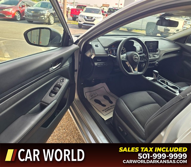 Nissan Altima Vehicle Full-screen Gallery Image 7