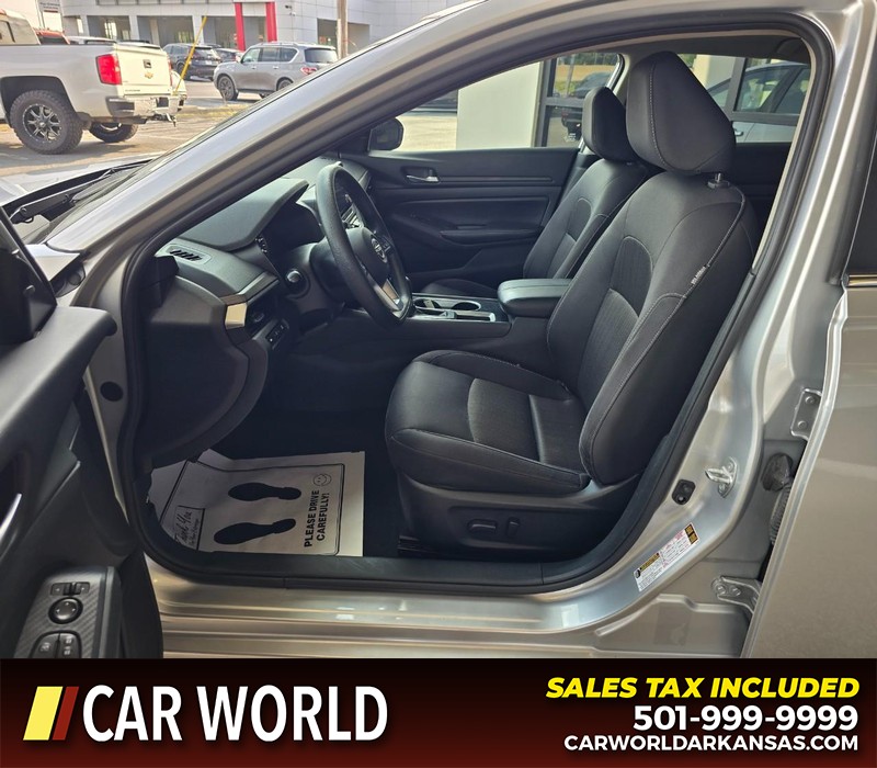 Nissan Altima Vehicle Full-screen Gallery Image 8