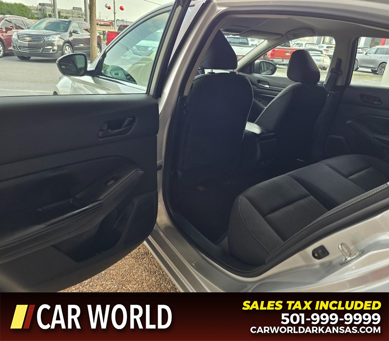 Nissan Altima Vehicle Full-screen Gallery Image 9