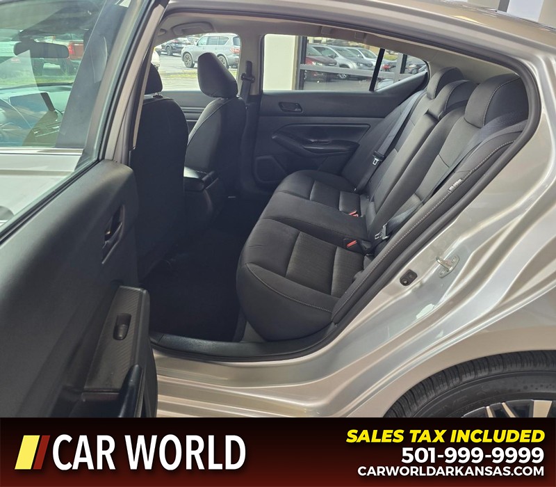 Nissan Altima Vehicle Full-screen Gallery Image 10