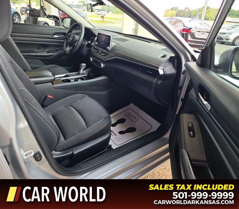 Nissan Altima Vehicle Full-screen Gallery Image 11