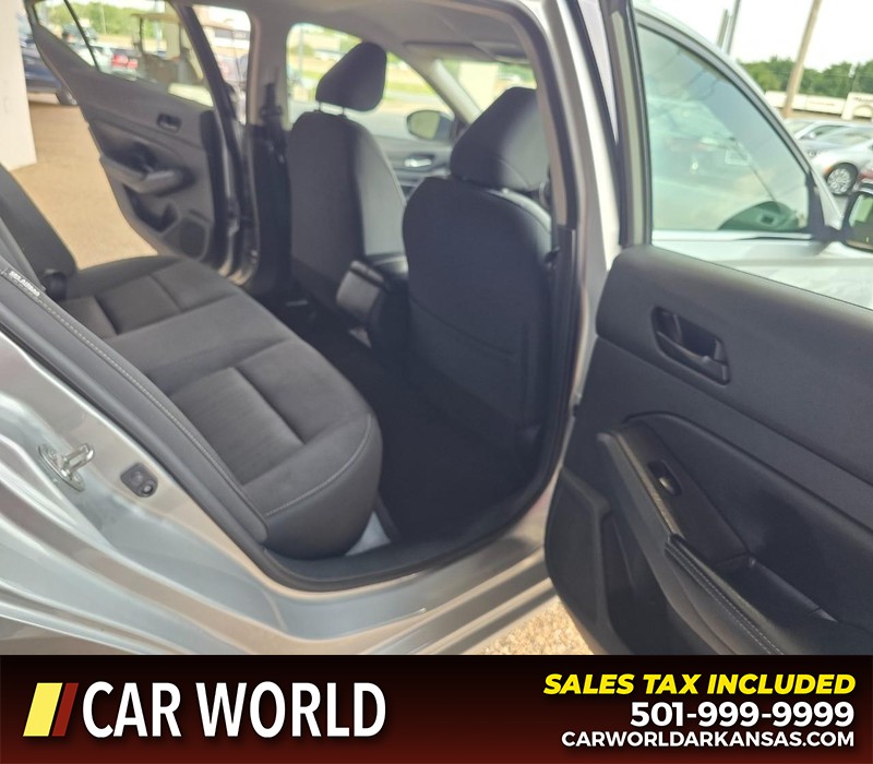 Nissan Altima Vehicle Full-screen Gallery Image 12