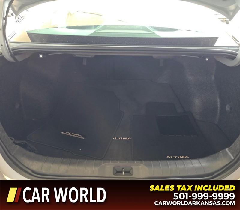 Nissan Altima Vehicle Full-screen Gallery Image 13