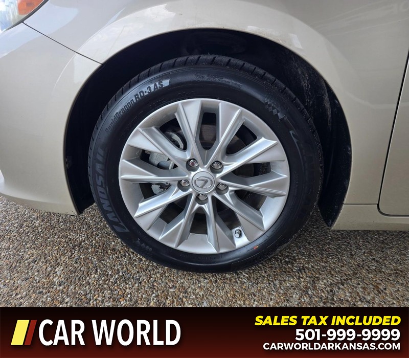 Lexus ES 300h Vehicle Full-screen Gallery Image 6
