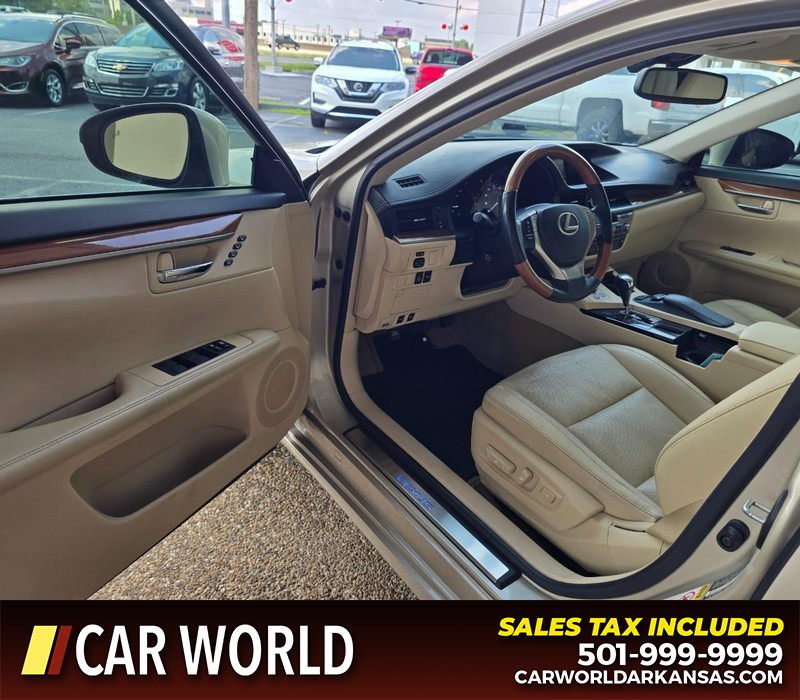 Lexus ES 300h Vehicle Full-screen Gallery Image 7