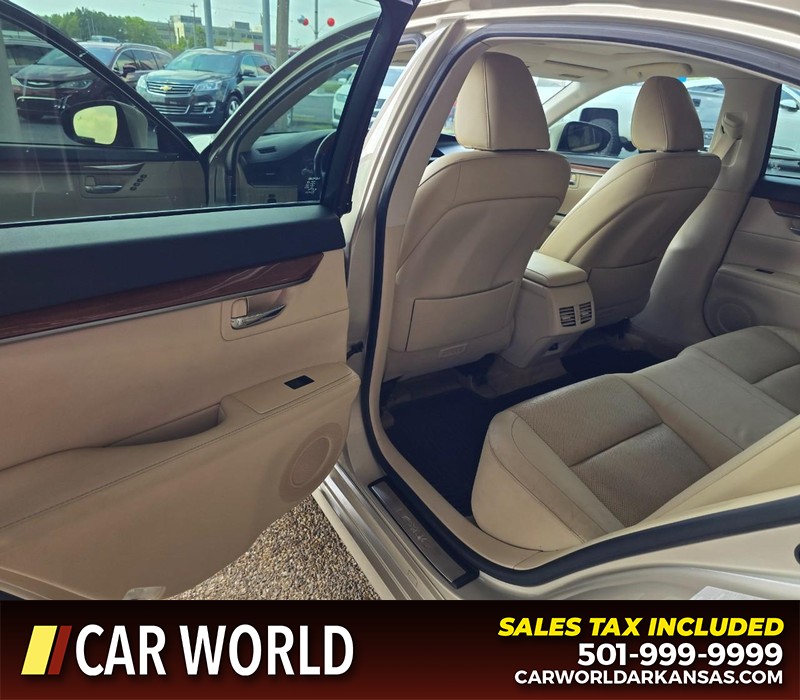 Lexus ES 300h Vehicle Full-screen Gallery Image 9