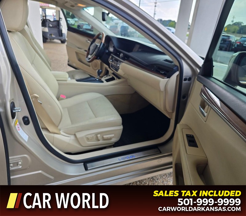 Lexus ES 300h Vehicle Full-screen Gallery Image 11