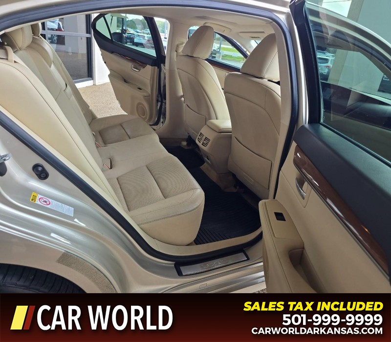 Lexus ES 300h Vehicle Full-screen Gallery Image 12