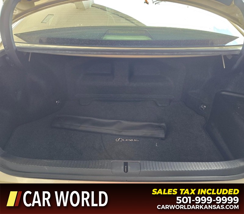Lexus ES 300h Vehicle Full-screen Gallery Image 13