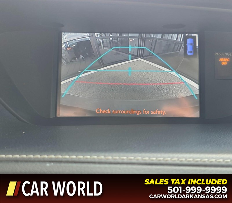 Lexus ES 300h Vehicle Full-screen Gallery Image 18