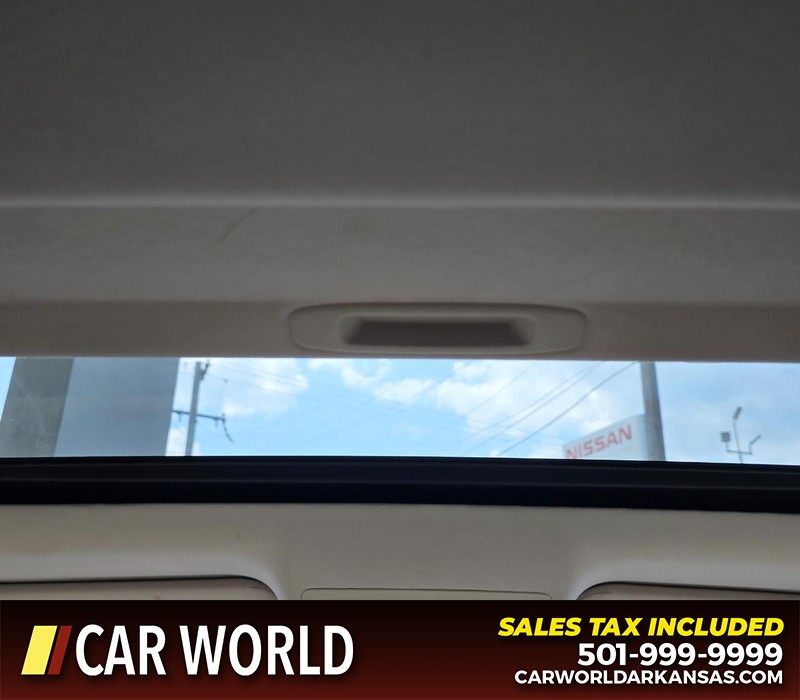 Lexus ES 300h Vehicle Full-screen Gallery Image 19