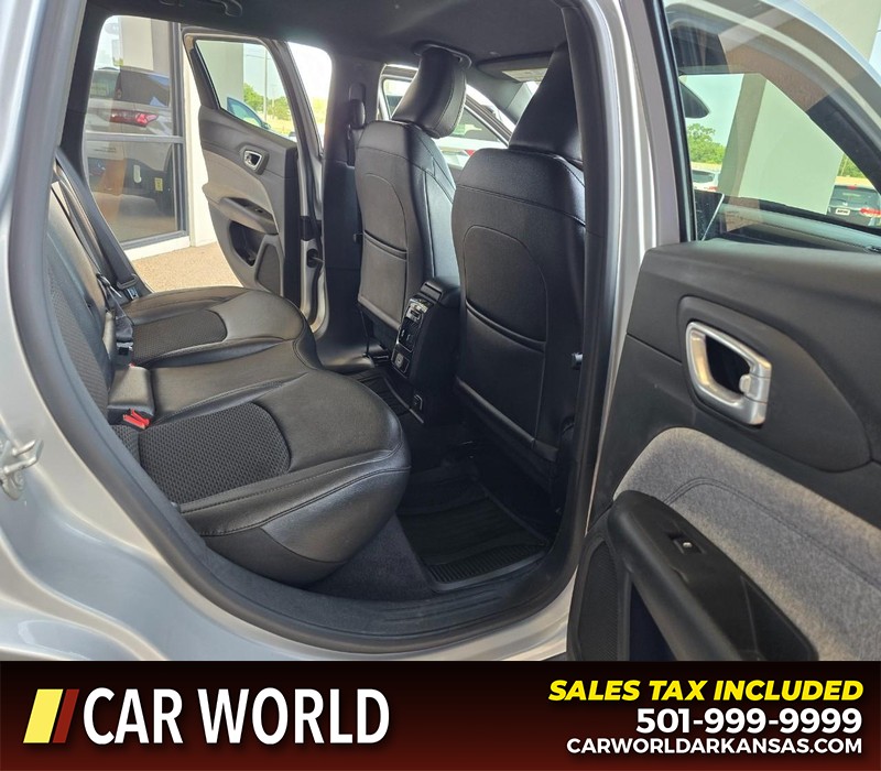 Jeep Compass Vehicle Full-screen Gallery Image 12