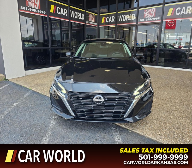 Nissan Altima Vehicle Full-screen Gallery Image 2