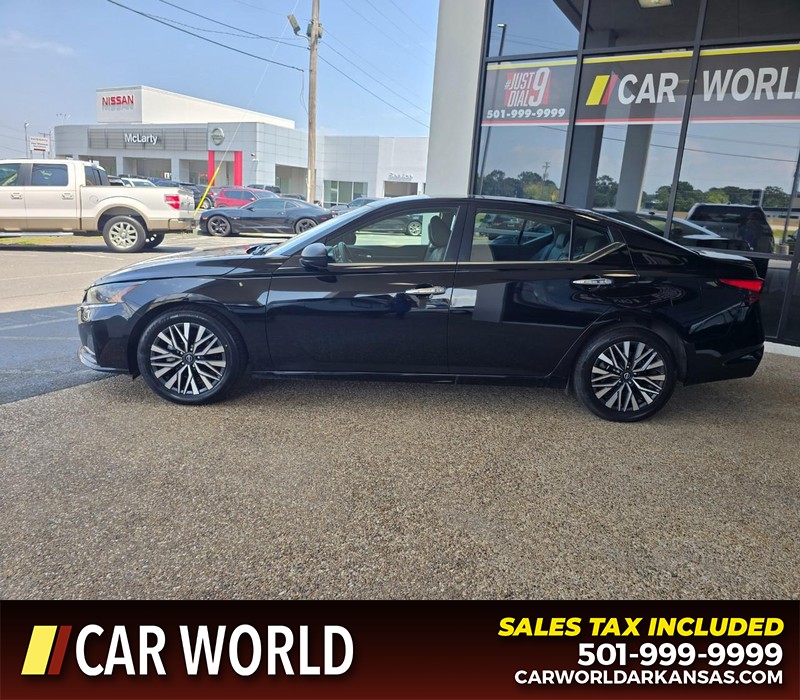 Nissan Altima Vehicle Full-screen Gallery Image 4