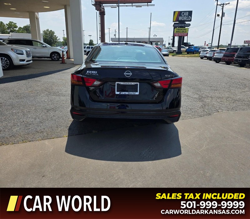 Nissan Altima Vehicle Full-screen Gallery Image 5