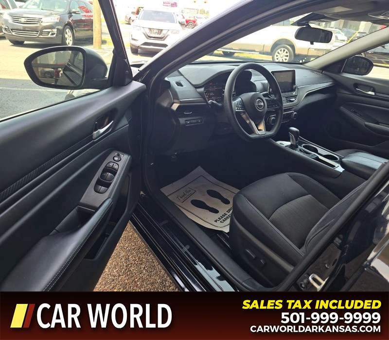 Nissan Altima Vehicle Full-screen Gallery Image 7