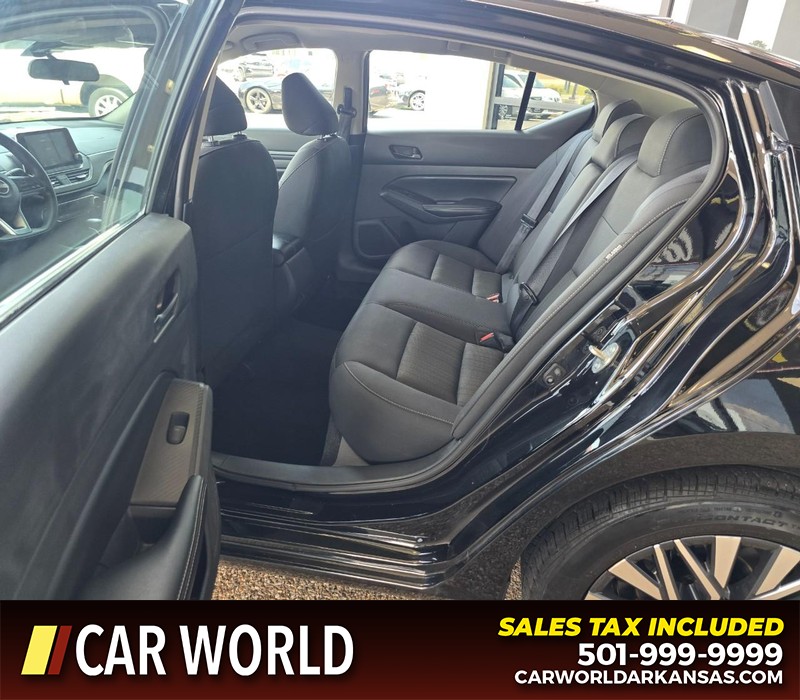Nissan Altima Vehicle Full-screen Gallery Image 10