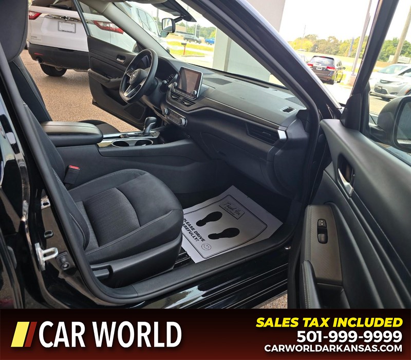 Nissan Altima Vehicle Full-screen Gallery Image 11