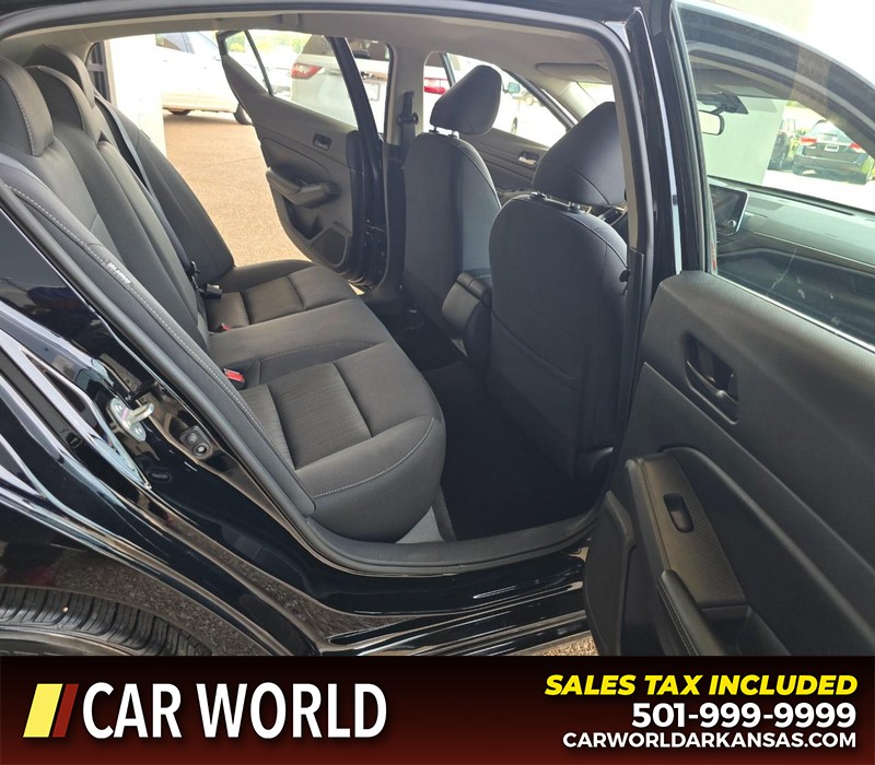 Nissan Altima Vehicle Full-screen Gallery Image 12