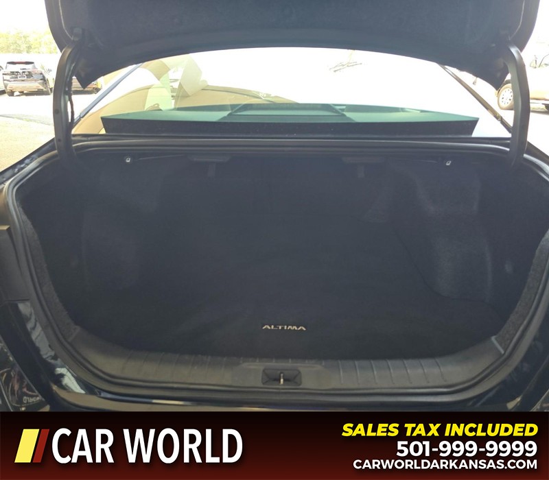 Nissan Altima Vehicle Full-screen Gallery Image 13