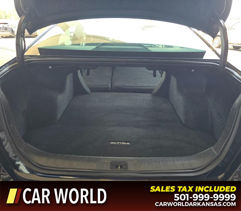 Nissan Altima Vehicle Full-screen Gallery Image 14