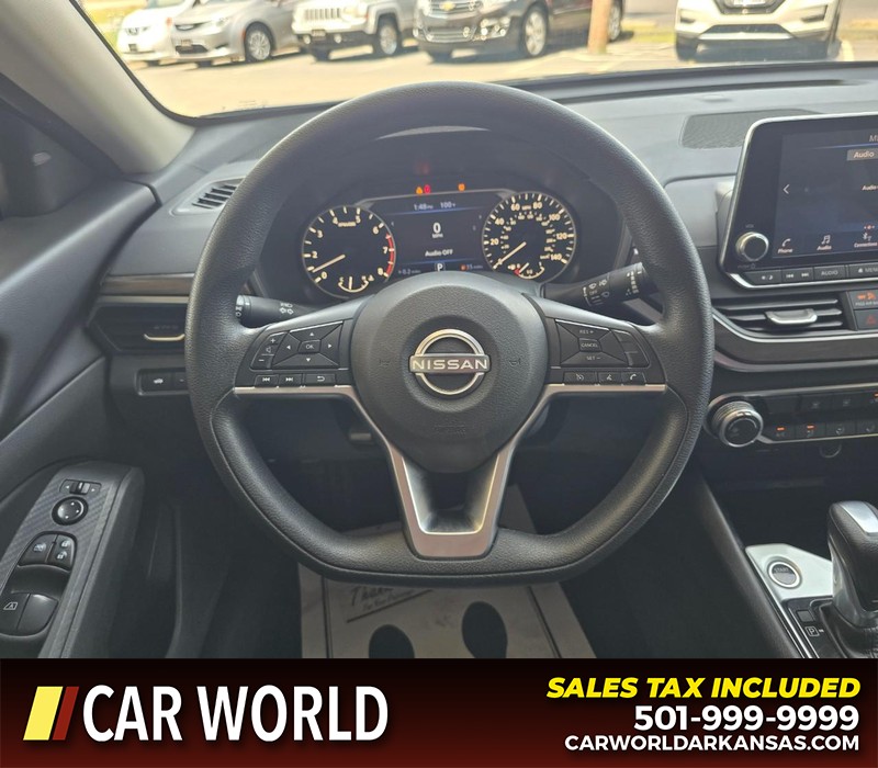 Nissan Altima Vehicle Full-screen Gallery Image 15