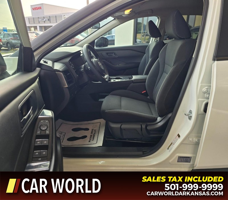 Nissan Rogue Vehicle Full-screen Gallery Image 8