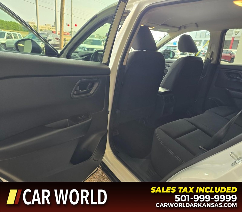 Nissan Rogue Vehicle Full-screen Gallery Image 9
