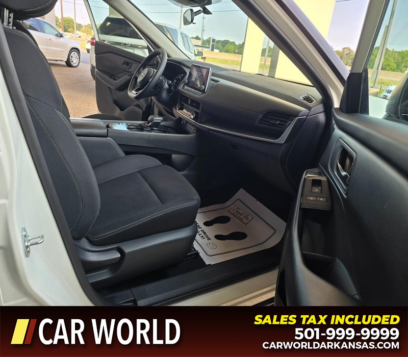 Nissan Rogue Vehicle Full-screen Gallery Image 11