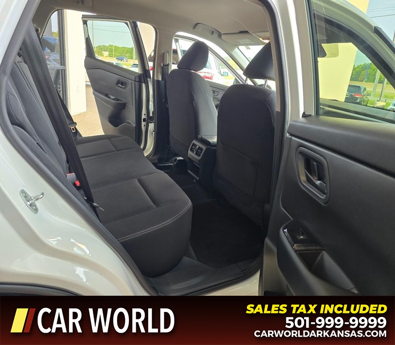Nissan Rogue Vehicle Full-screen Gallery Image 12