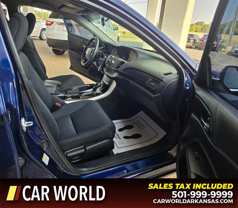 Honda Accord Sedan Vehicle Full-screen Gallery Image 11