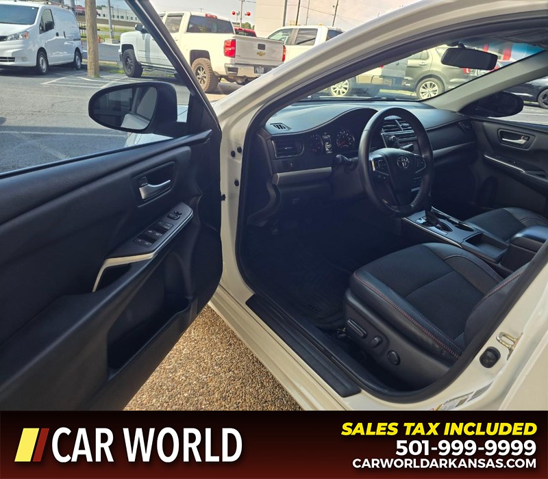 Toyota Camry Vehicle Full-screen Gallery Image 7