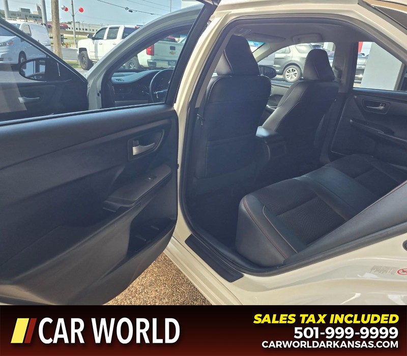 Toyota Camry Vehicle Full-screen Gallery Image 8